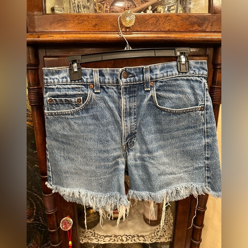 EUC LEVIS CUT OUT SHORT JEANS  STONEWASHED DISTRESSED BLUE